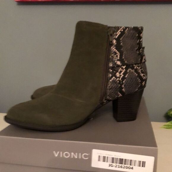 NIB Vionic Upright Naomi Snake Print Booties O
Green Plant Mom Size 8.5 Wide - Picture 5 of 6